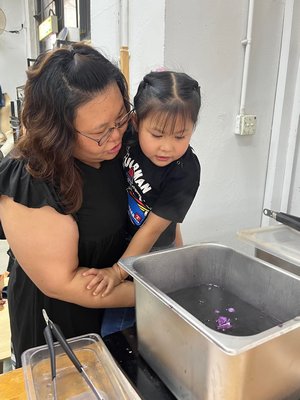 Laboratorio di tintura per genitori e figli