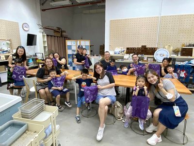 Atelier de teinture à la cravate parents-enfants