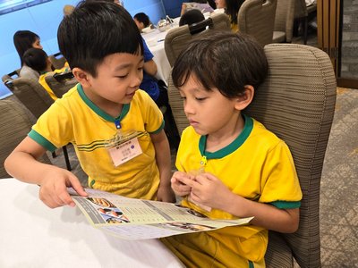 Traversée en ferry et visite de l'Avenue des étoiles