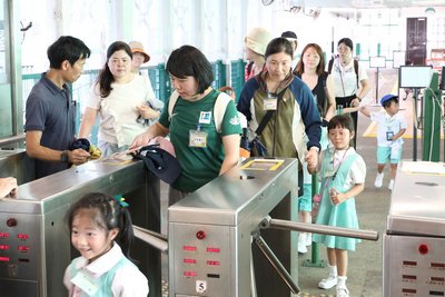 フェリー乗船とアベニュー・オブ・スターズ見学